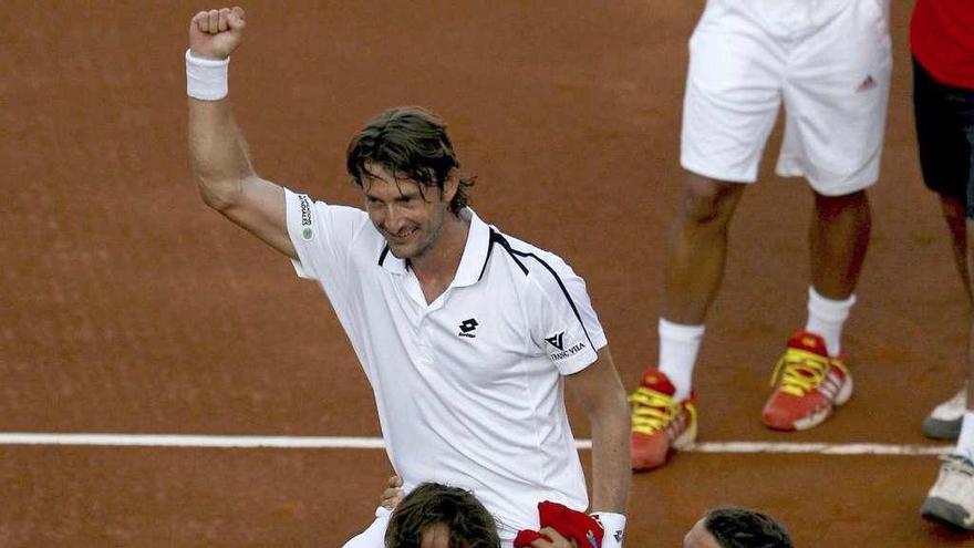 Juan Carlos Ferrero, a hombros de Feliciano López tras vencer a Andreas Beck en la final de la Davis de 2009.