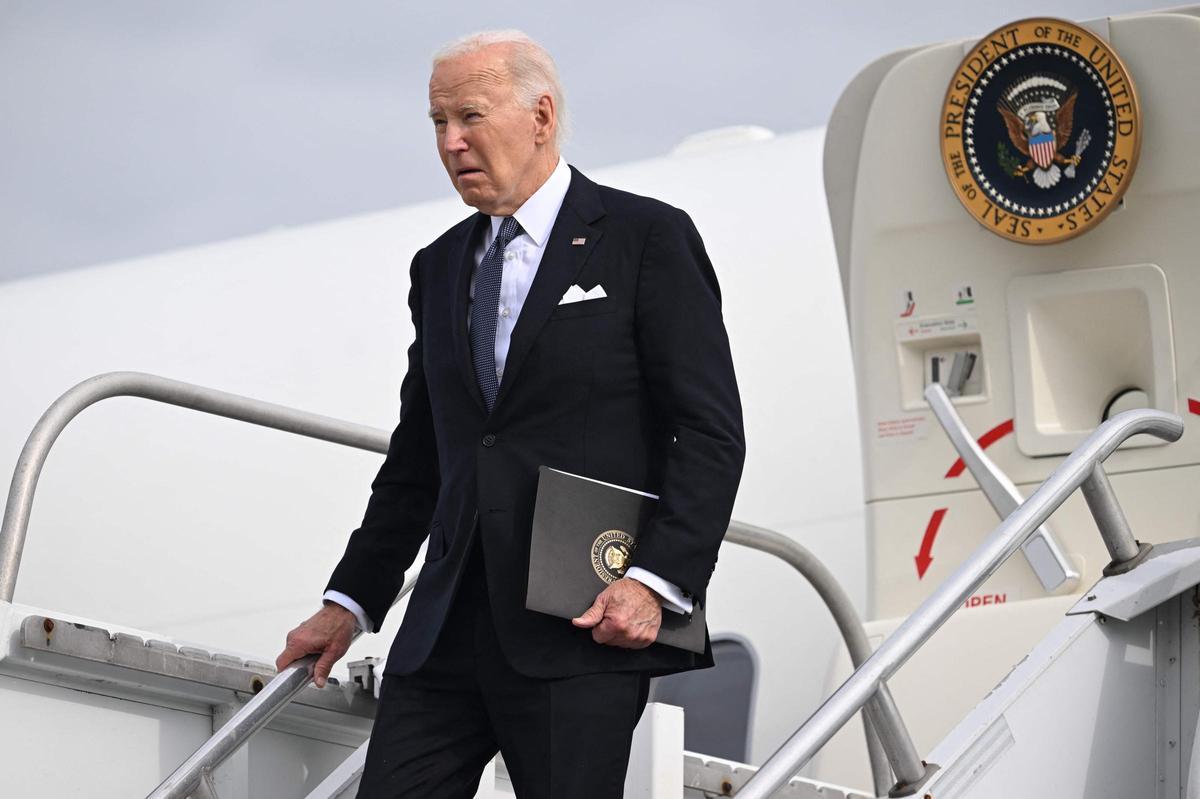 El presidente de Estados Unidos, Joe Biden, desembarca del avión presidencial en Pensilvania.