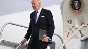 El presidente de Estados Unidos, Joe Biden, desembarca del avión presidencial en Pensilvania.