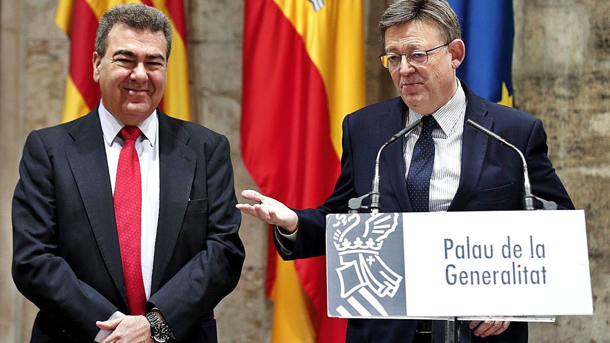 El president Ximo Puig y el presidente de Air Nostrum, Carlos Bertomeu, en 2016. | MANUEL BRUQUE/EFE