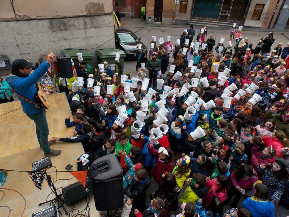 Berga enceta el Carnestoltes amb l'esmorzar de disfresses dels escolars