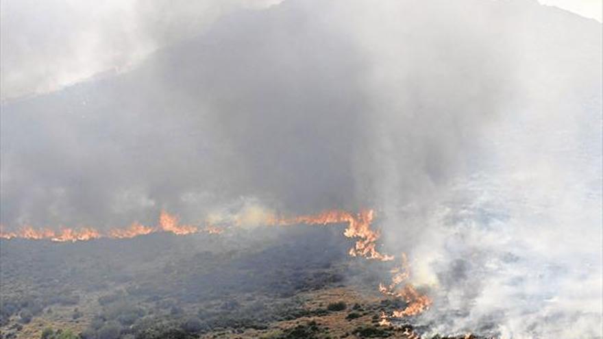 El incendio forestal de León arrasa 5.000 hectáreas y sigue activo