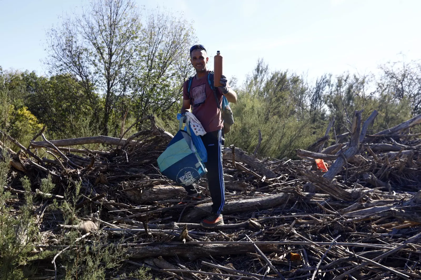 Vídeo | Medio centenar de zaragozanos limpian el soto del Francés