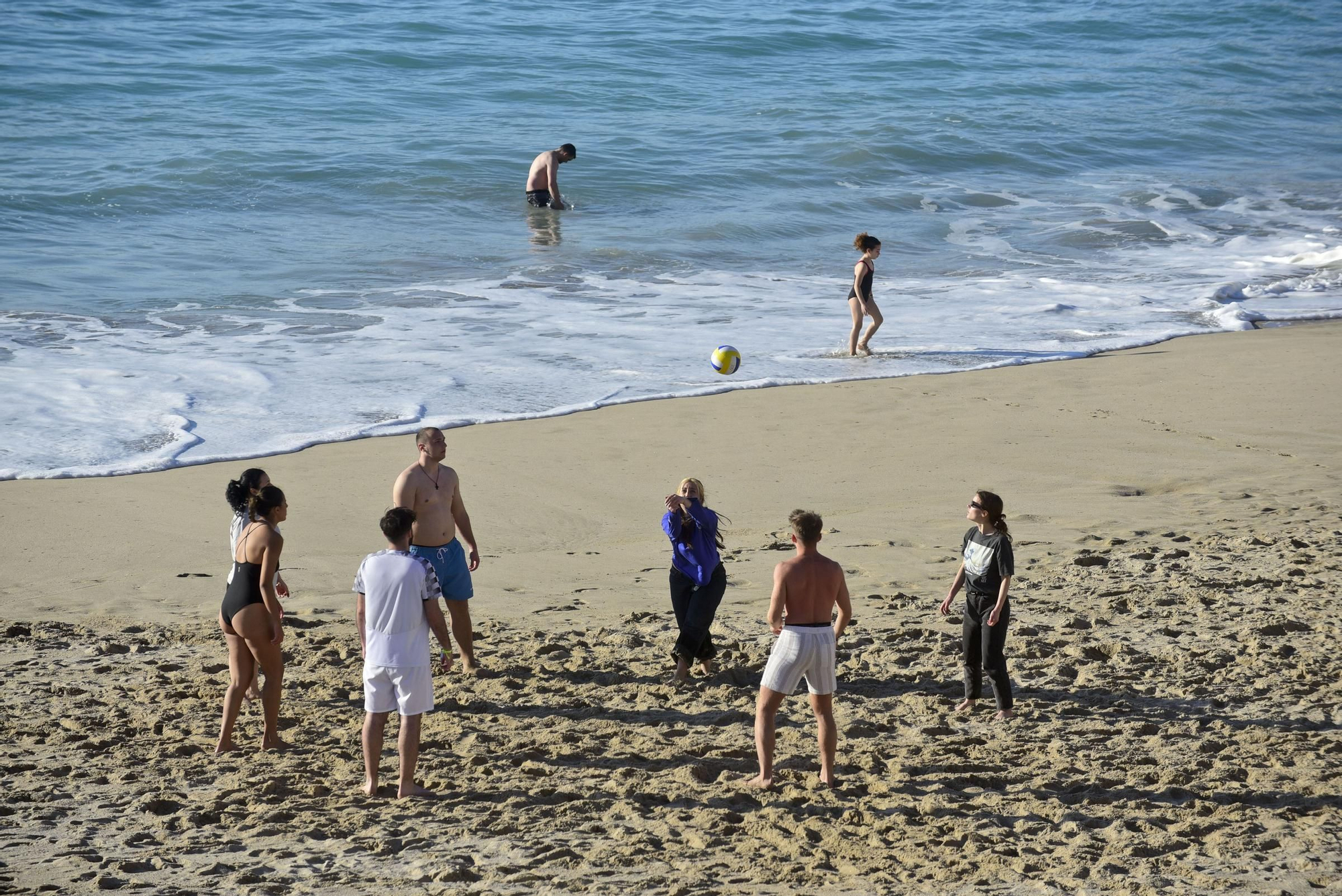 Las temperaturas agradables animan a los coruñeses a acercarse a las playas