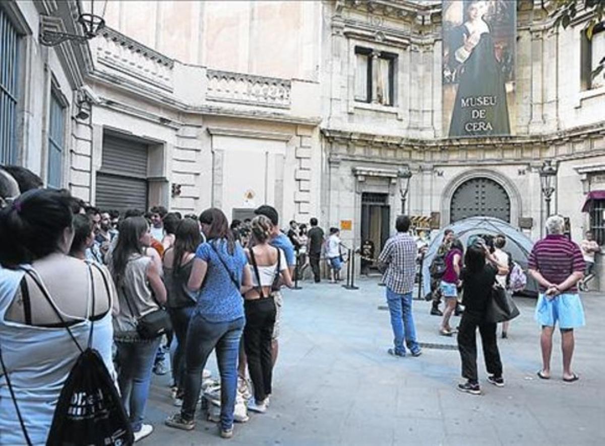 Accés al museu, amb la tenda de campanya on es donen normes. Accés al museu, amb la tenda de campanya on es donen normes.