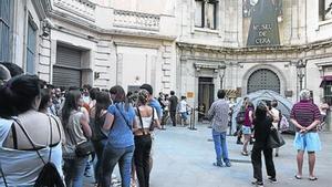 Accés al museu, amb la tenda de campanya on es donen normes.