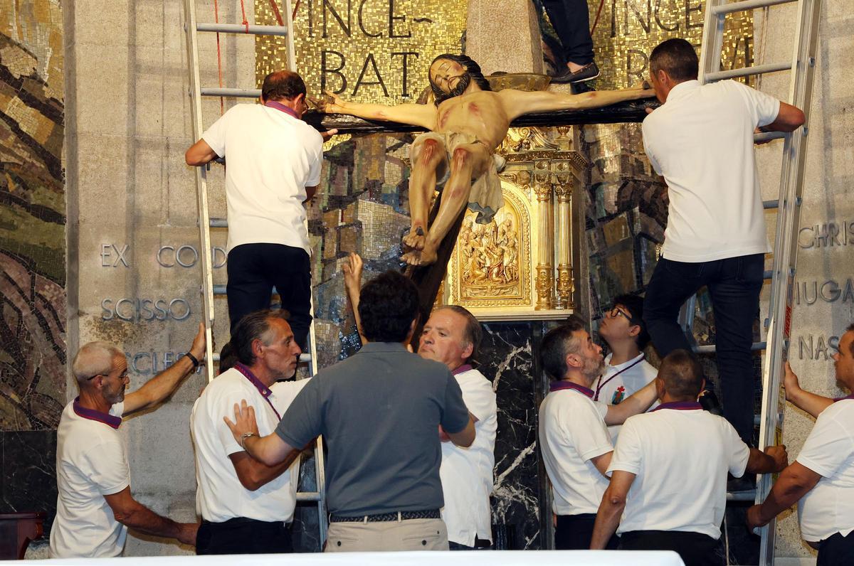 Los vigueses reciben al Cristo de la Victoria
