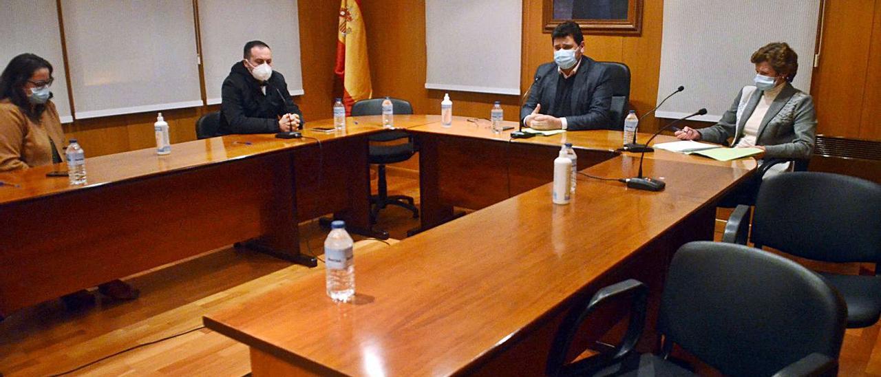 Carlos Viéitez, alcalde de Meaño, durante una sesión plenaria reciente.