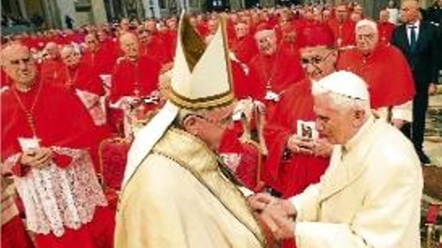 El papa emèrit Benet XVI i Francesc, ahir a la basílica de Sant Pere.