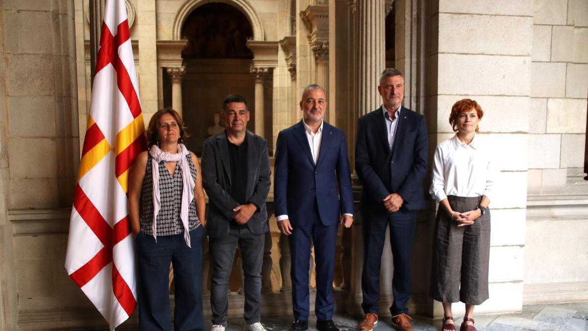 L'acabat de nomenar Síndic de Greuges de Barcelona, David Bondia, al costat de l'alcalde de Barcelona, Jaume Collboni, i els regidors Tarafa (Comuns), Martí (Junts) i Alamany (ERC), que han votat a favor de la seva reeleción