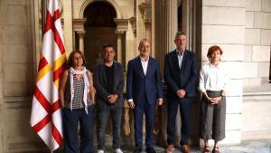 El recién nombrado Síndic de Greuges de Barcelona, David Bondia, junto al alcalde de Barcelona, Jaume Collboni, y los concejales Tarafa (Comuns), Martí (Junts) y Alamany (ERC), que han votado a favor de su reeleción