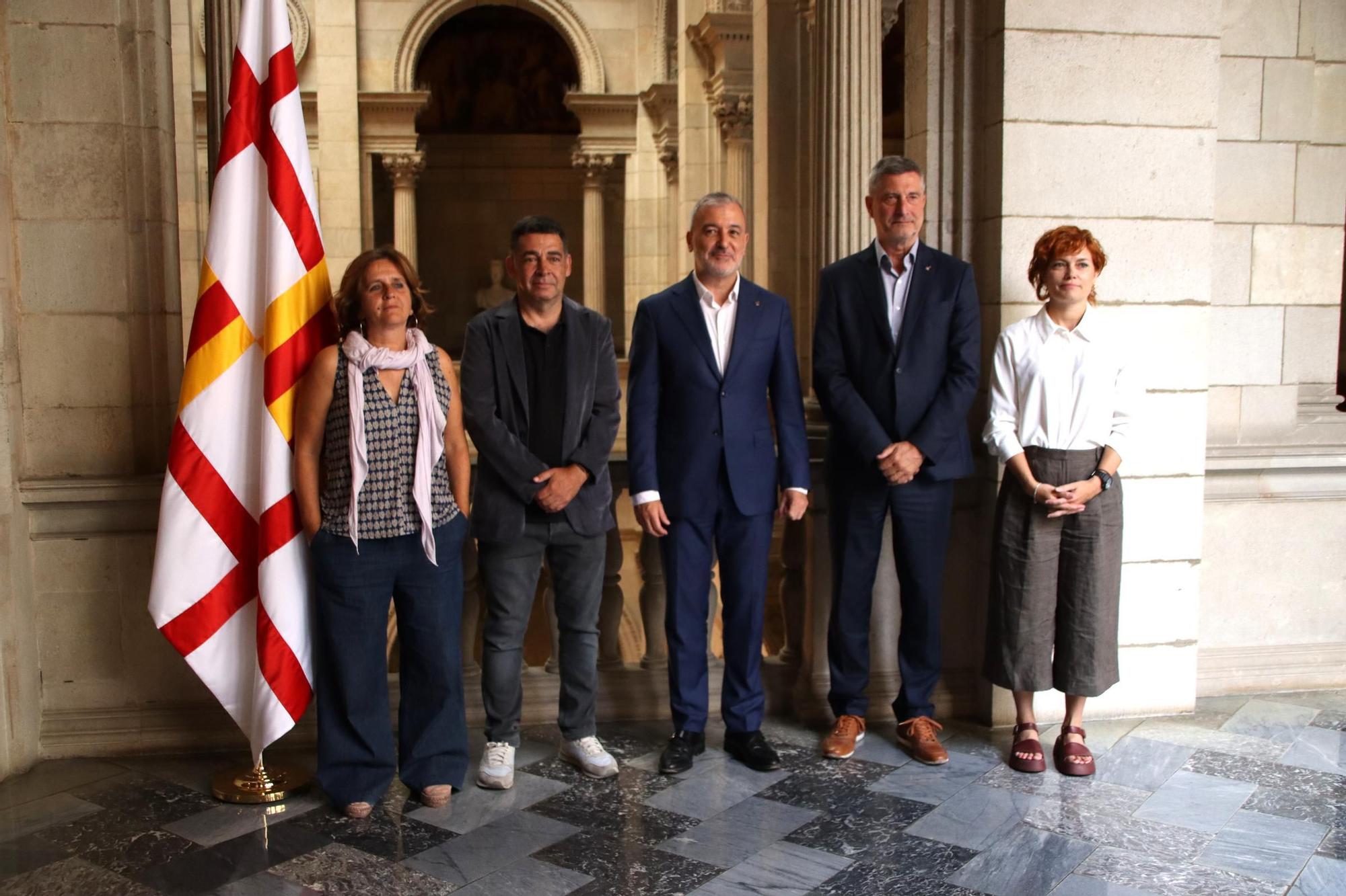 El recién nombrado Síndic de Greuges de Barcelona, David Bondia, junto al alcalde de Barcelona, Jaume Collboni, y los concejales Tarafa (Comuns), Martí (Junts) y Alamany (ERC), que han votado a favor de su reeleción