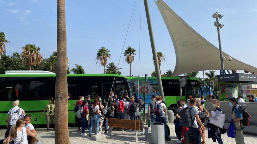 Guaguas y usuarios en el Aeropuerto Tenerife Sur.