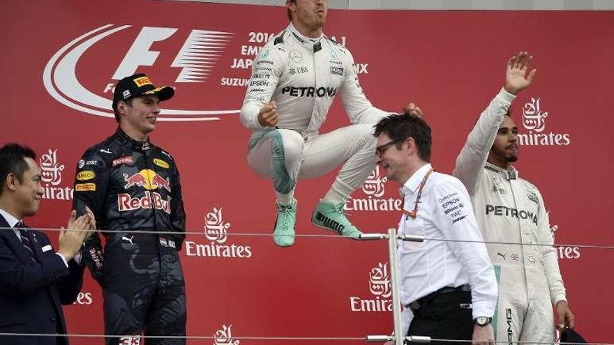 Rosberg da un golpe al Mundial gracias a una pésima salida de Hamilton