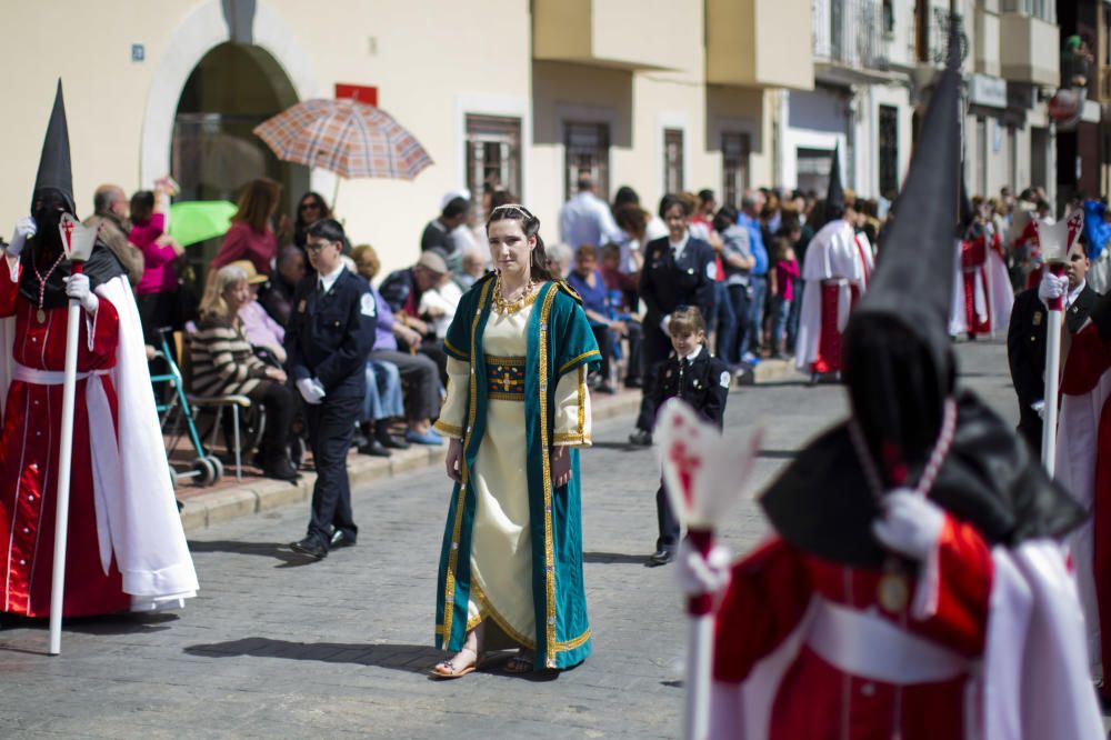 Vecinos y visitantes de Benetússer asisten a la representación del Calvario de Jesucristo.