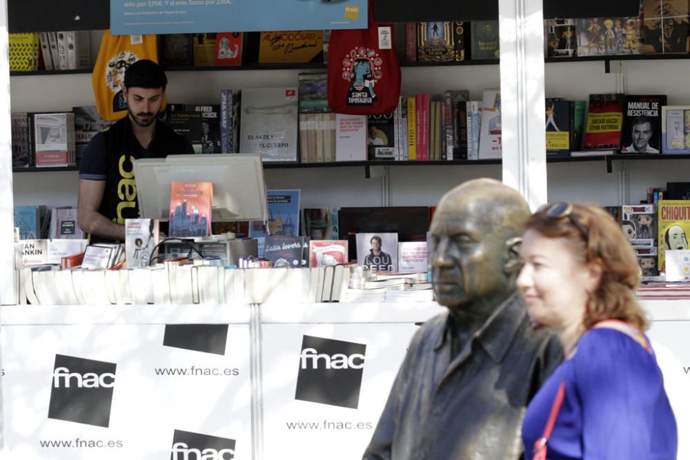 La fiesta de las letras de la ciudad, la Feria del Libro de Málaga que se ha desarrollado los últimos días en la plaza de la Merced concluye con los mejores datos de los últimos años