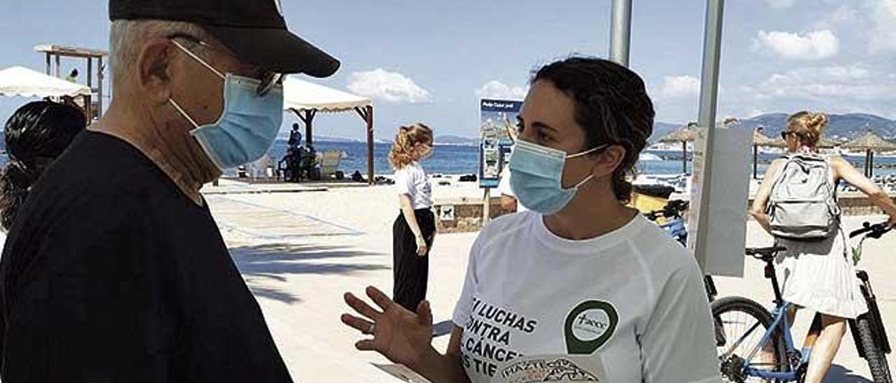 Una de las carpas informativas ubicada en la playa de Ciutat Jardí.