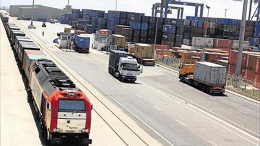 Los contenedores que llegaron al puerto en tren aumentan un 27,5%