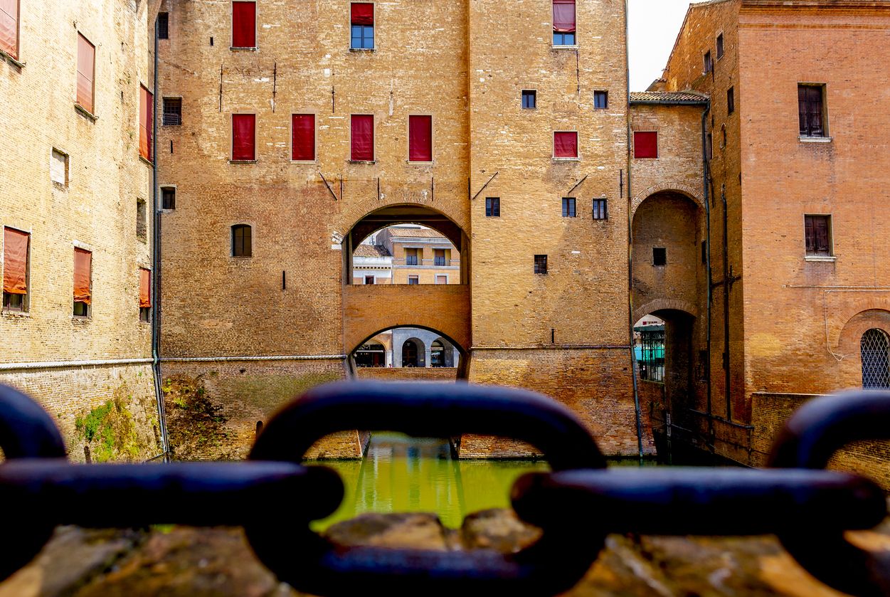 Durante la Segunda Guerra Mundial, el castillo de Ferrara fue utilizado como refugio antiaéreo.