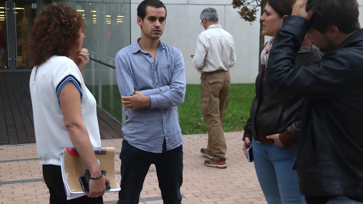 La diputada de la CUP al Parlament, Montserrat Vinyets, parla amb Ricard Llorente, detingut durant una protesta antifeixista.