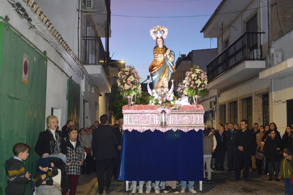 Un momento de la procesión de la Inmaculada de Fuente Palmera.