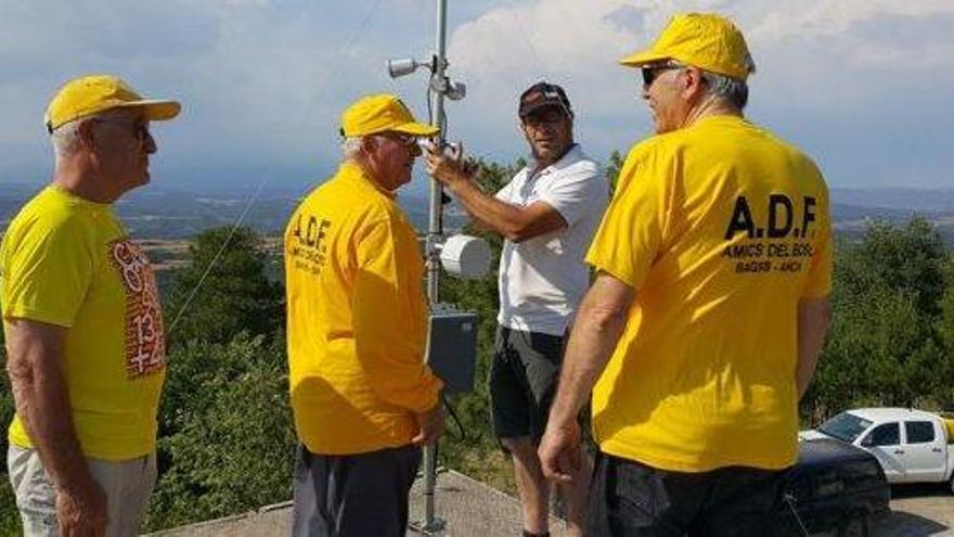 Membres de l&#039;ADF Amics del Bosc durant la instal·lació de les càmeres a la serra de Castelltallat, dijous