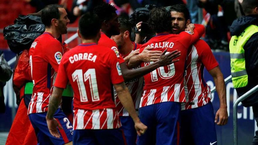 Los jugadores rojiblancos abrazan a Diego Costa tras su tanto ayer contra el Getafe.