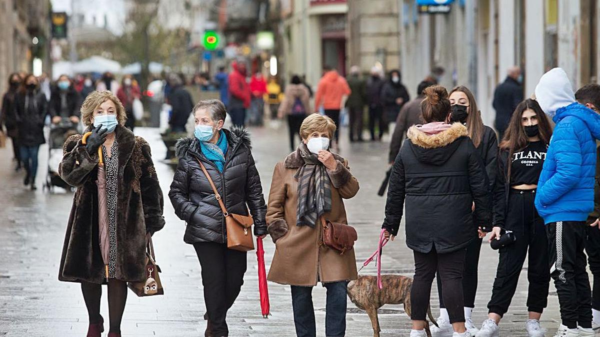 Tres señoras con mascarilla, paseando.