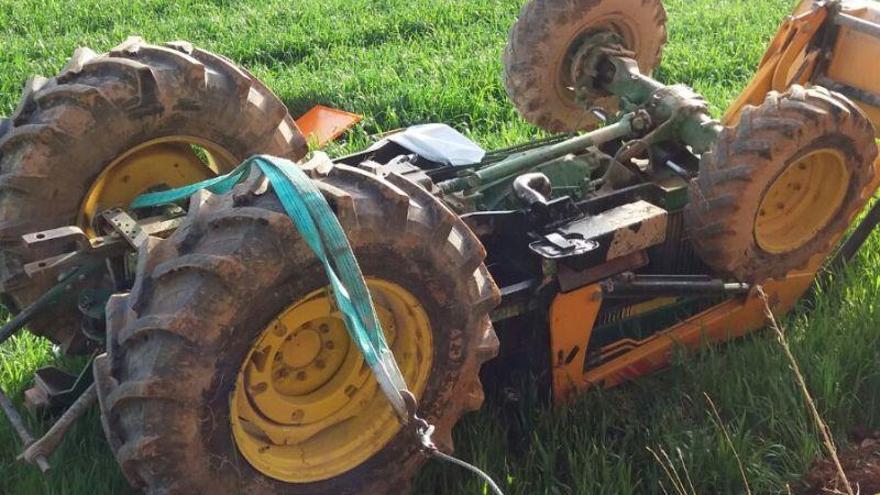 Muere un joven de Calatayud al volcar su tractor