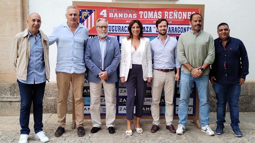 Ronda presenta el proyecto de una plaza a Luis Aragonés ante representantes del Atlético de Madrid y peñas