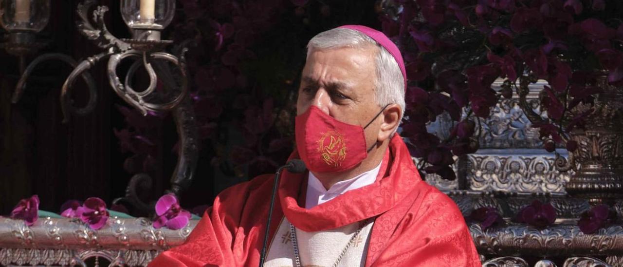 Bernardo Álvarez, obispo de Tenerife, durante un acto religioso.