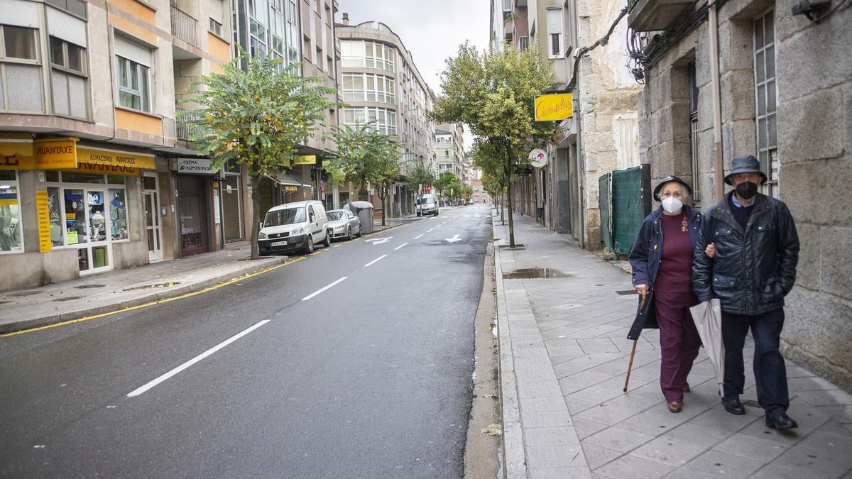 Una pareja pasea por el centro de la ciudad, vacío tras las nuevas restricciones.