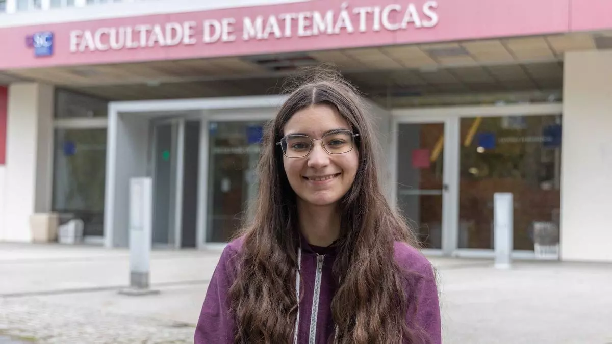 Eva Durán, la matemática de 22 años que ayuda a niños ingresados en el Clínico de Santiago: «É o meu tempo de lecer»