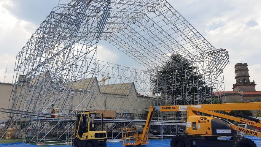 Trabajos de montaje del escenario para Bryan Adams en el campo de fútbol de As Travesas.