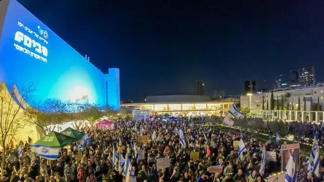 Cientos de israelíes se manifiestan contra el Gobierno de Netanyahu y piden el fin de las guerras