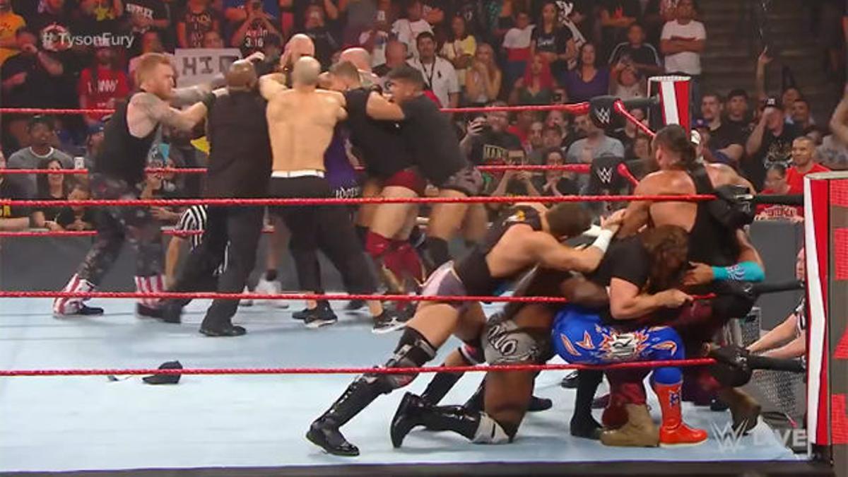 Brutal pelea en la WWE: ni 15 luchadores pueden parar a Tyson Fury y Braun Strowman