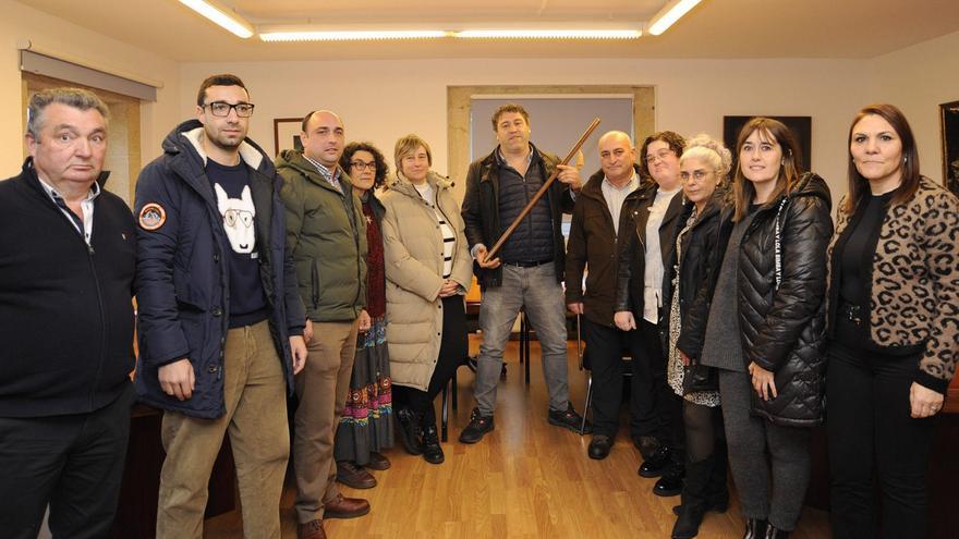 Val posa con el bastón de mando junto al resto de la corporación.