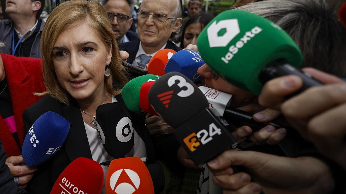 La exconsellera Pradas, antes de entrar en la Ciudad de la Justicia de València.