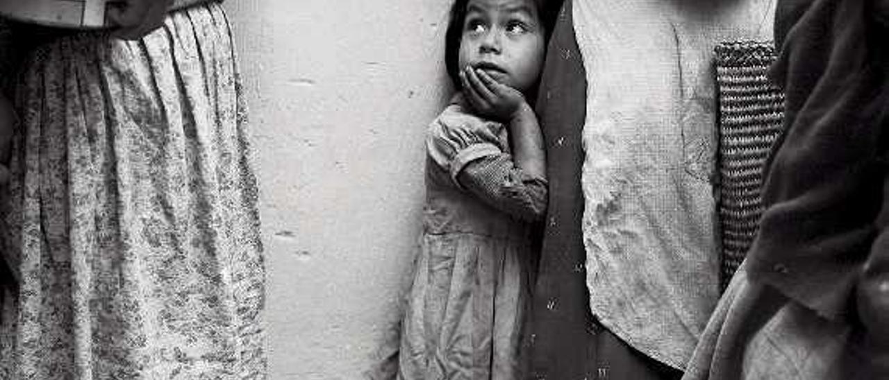 Una niña en la cola. (Perú). // Baldomero Pestana