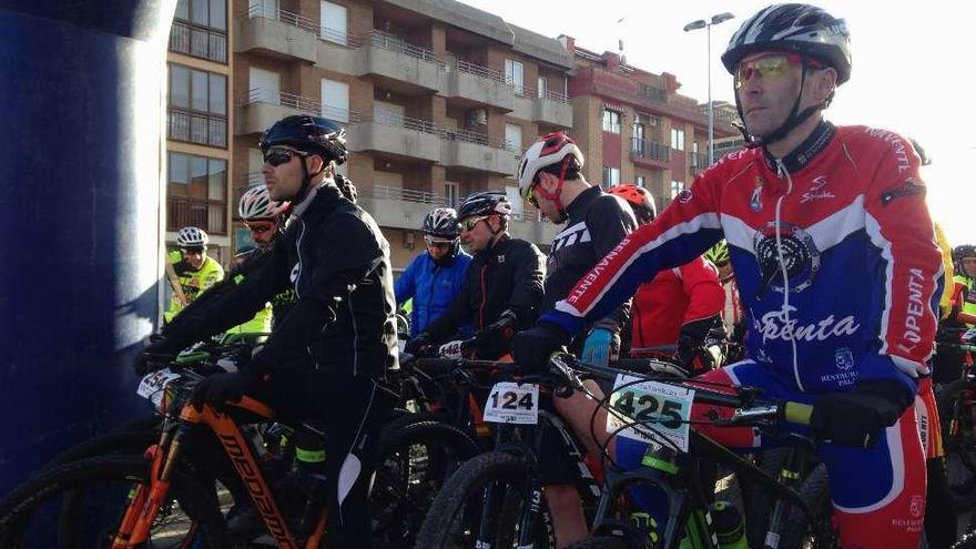 Varios participantes se preparan para comenzar la carrera.