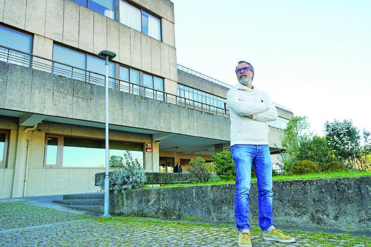 O profesor da USC Carlos Salgado posa diante do edificio do Instituto Galego de Física de Altas Enerxías. jesús prieto