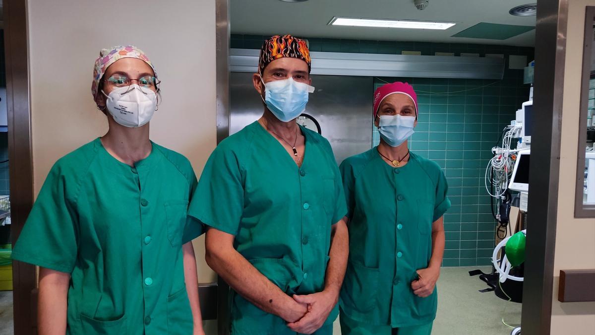 El equipo que ha implantado la nueva técnica ginecológica en el Hospital Valle del Nalón