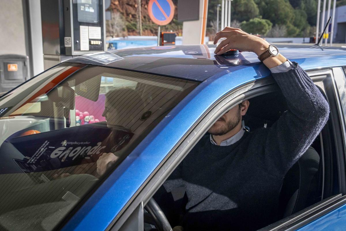 Un conductor usa una baliza de emergencia V16 en Barcelona. Imagen de archivo.