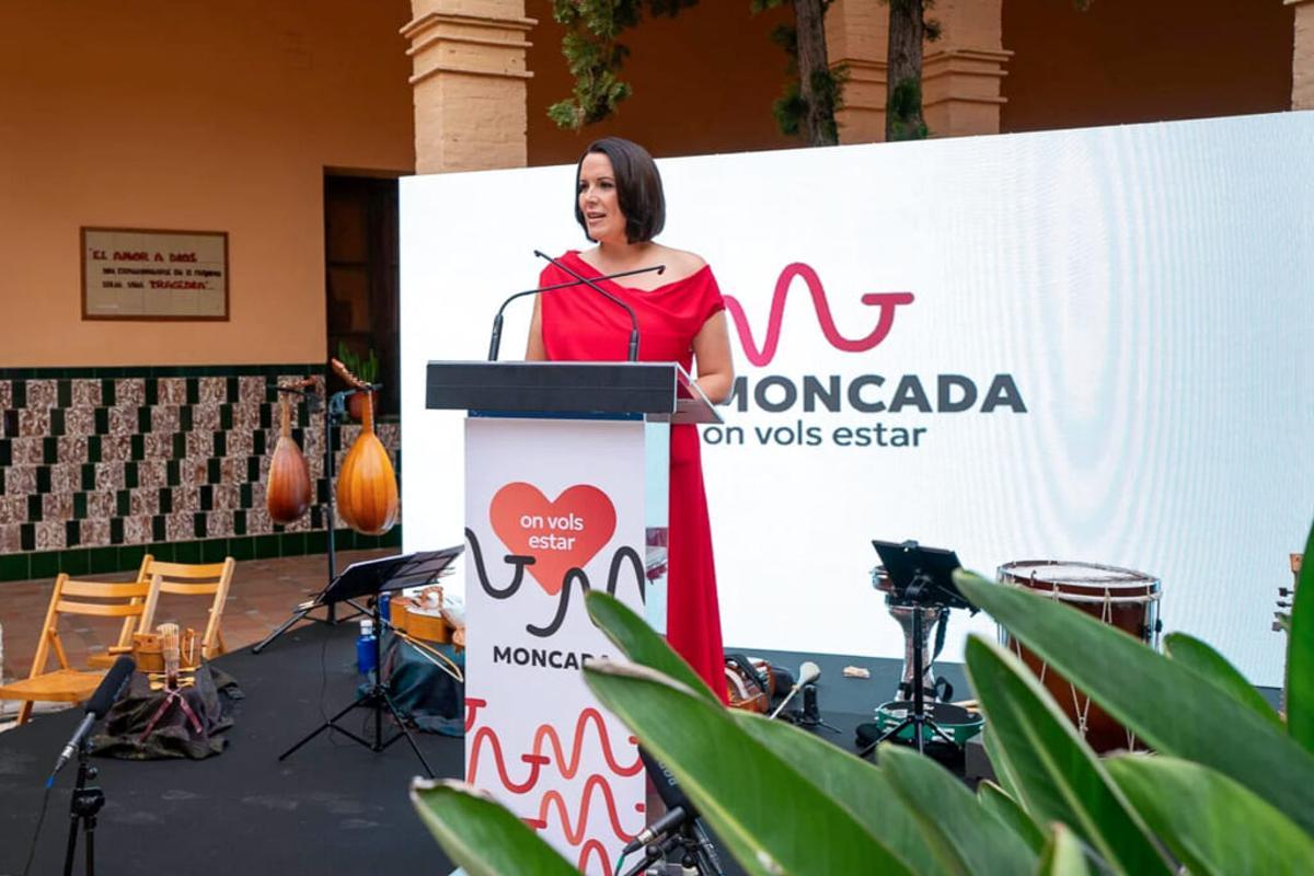 La alcaldesa, Amparo Orts, presentando el nuevo lema de la localidad: «Moncada, on vols estar».