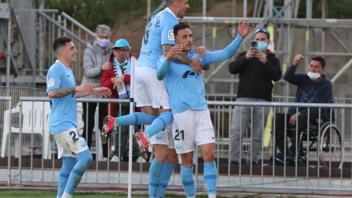 Manu Molina salta sobre Herrera para celebrar un gol. | JUAN A. RIERA