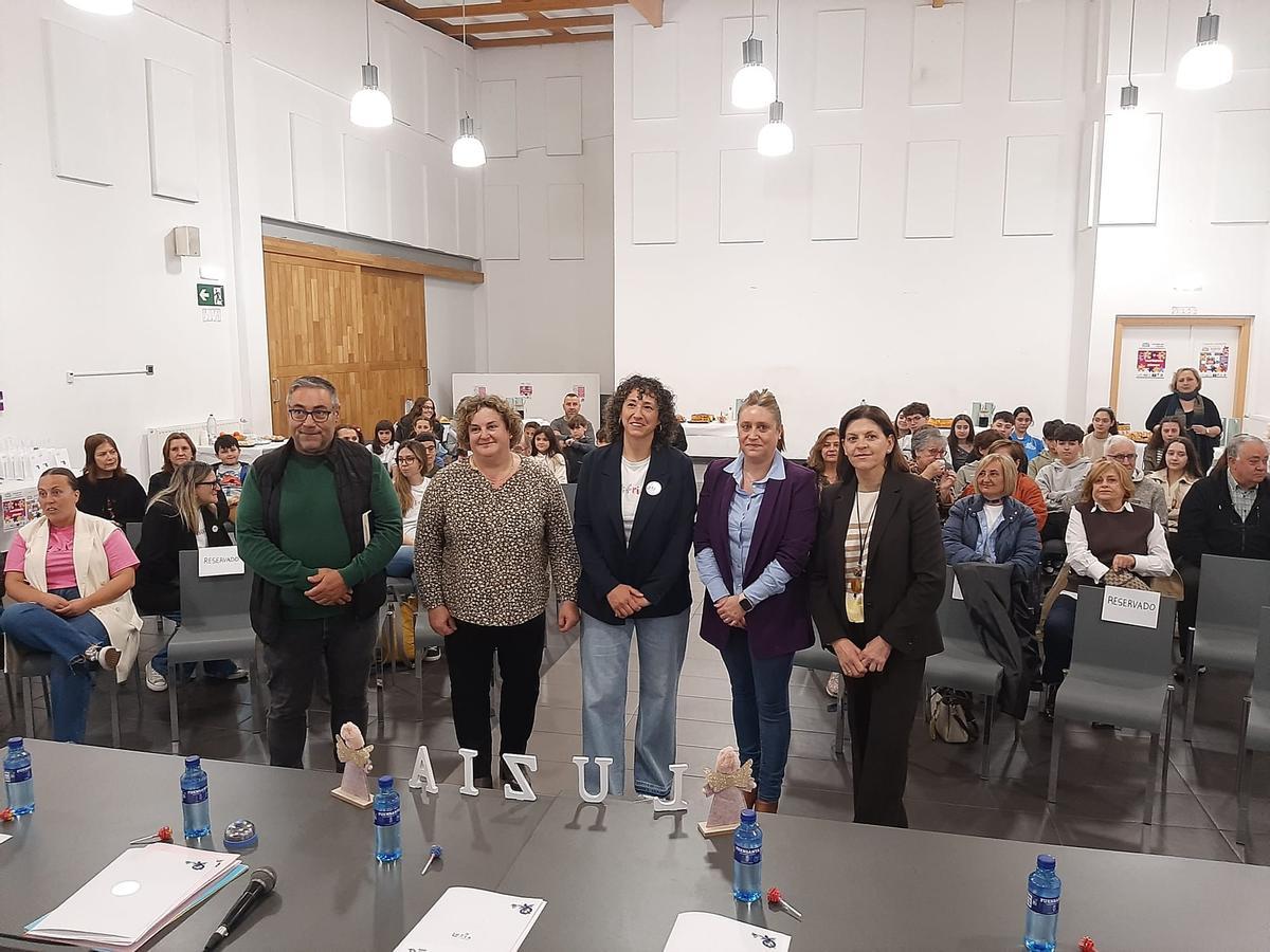Pergentino Martínez, Pilar Santianes, Yolanda García, Nerea Monroy y Susana Torío, al inicio del encuentro