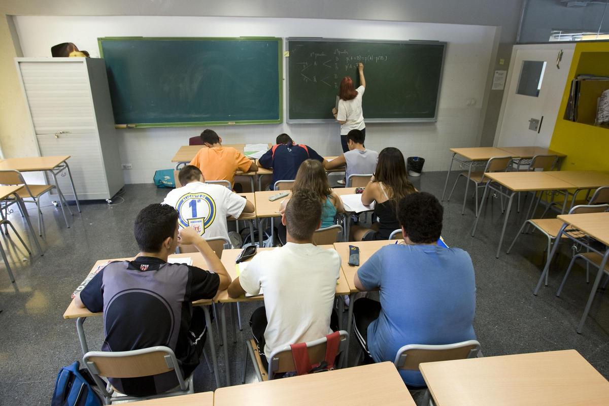Una profesora dando clase en un instituto de la provincia
