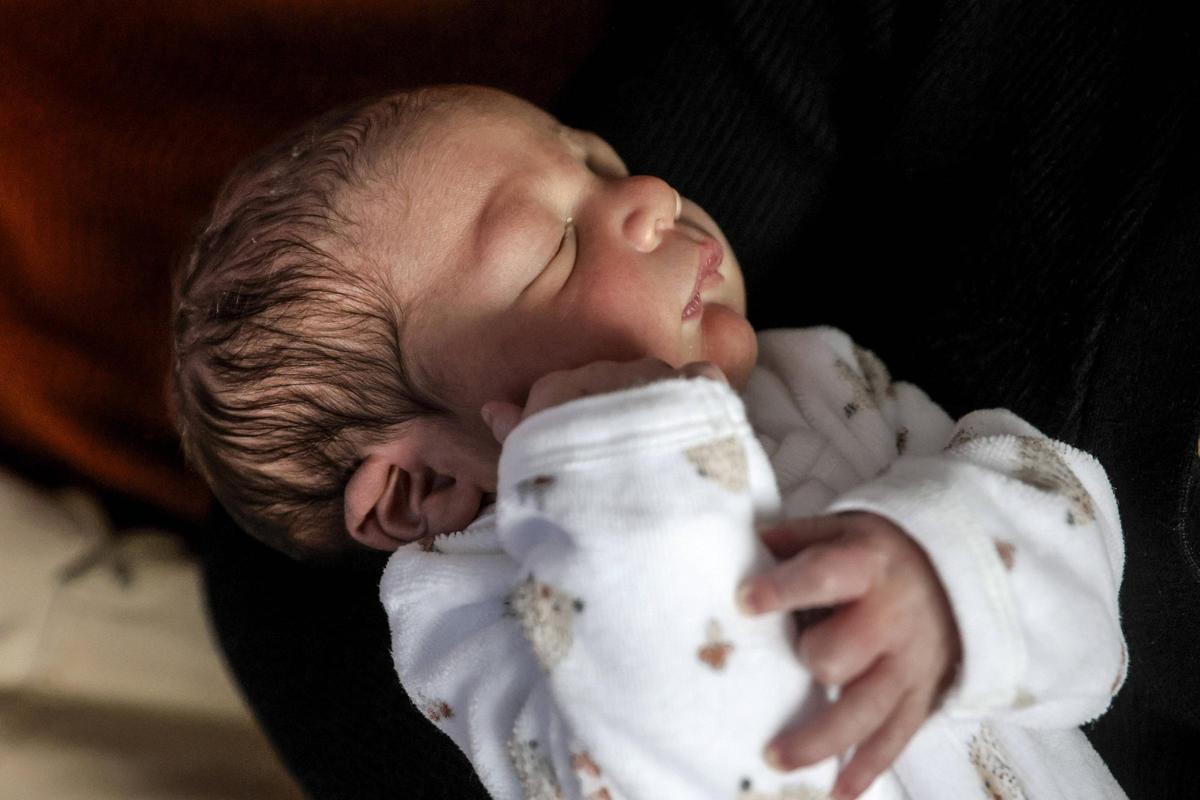 FOTOS | Los padres escoltados de Alcúdia a Inca para dar a luz a su hijo: «Si no es por la Guardia Civil no hubiéramos llegado a tiempo al hospital»