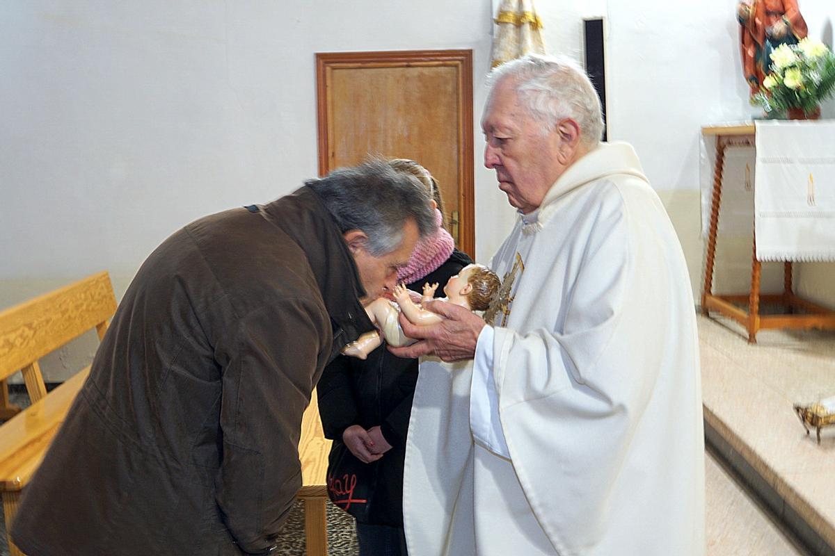Mahíde celebra los Reyes cantándole a su párroco