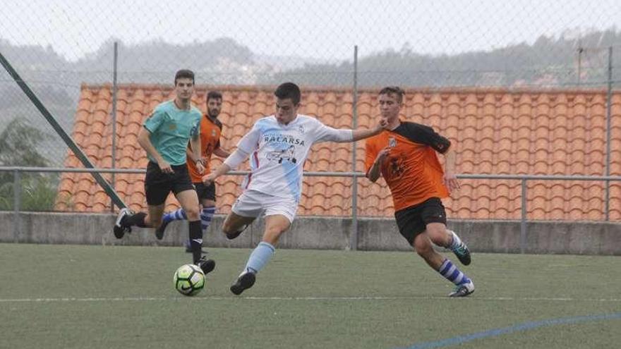 Un futbolista del Cruceiro golpea el balón ante uno del Bahía. // S.Á.